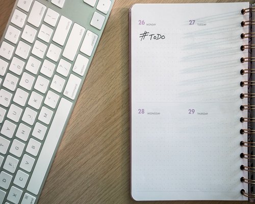 Escritorio ordenado con notas