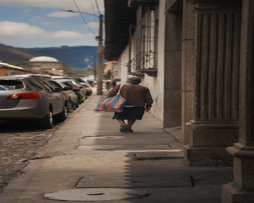 Persona caminando hacia el trabajo en un día nublado
